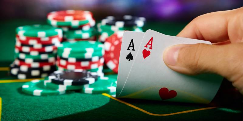 Poker là trò chơi kỹ thuật đòi hỏi sự kết hợp giữa may mắn và chiến thuật